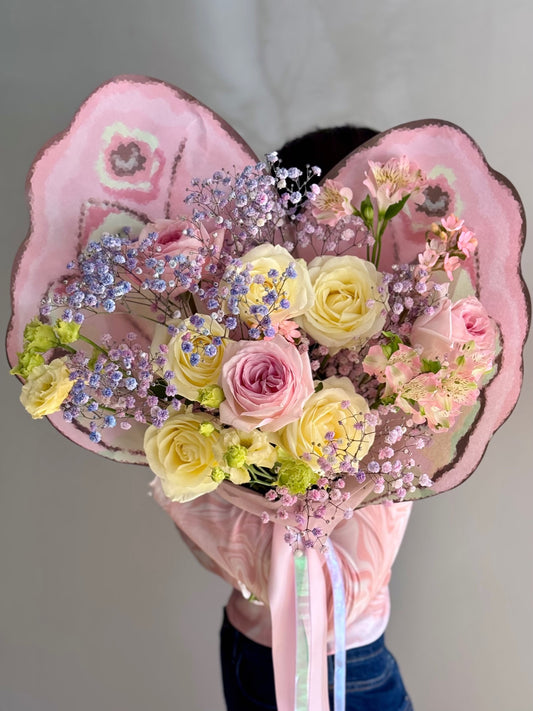 Buchet fluture cu trandafiri roz parfumați