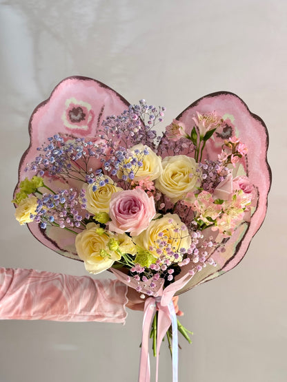 Buchet feeric cu alstroemeria și lisianthus