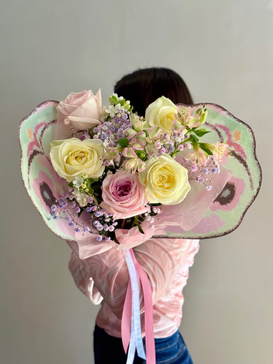 Buchet fluture cu trandafiri albi și roz