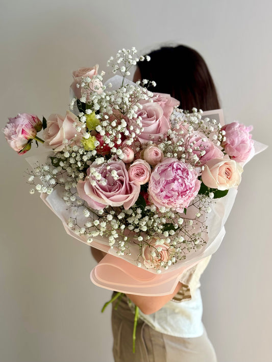 Buchet de flori cu trandafiri roz și gypsophila albă - Roses & More