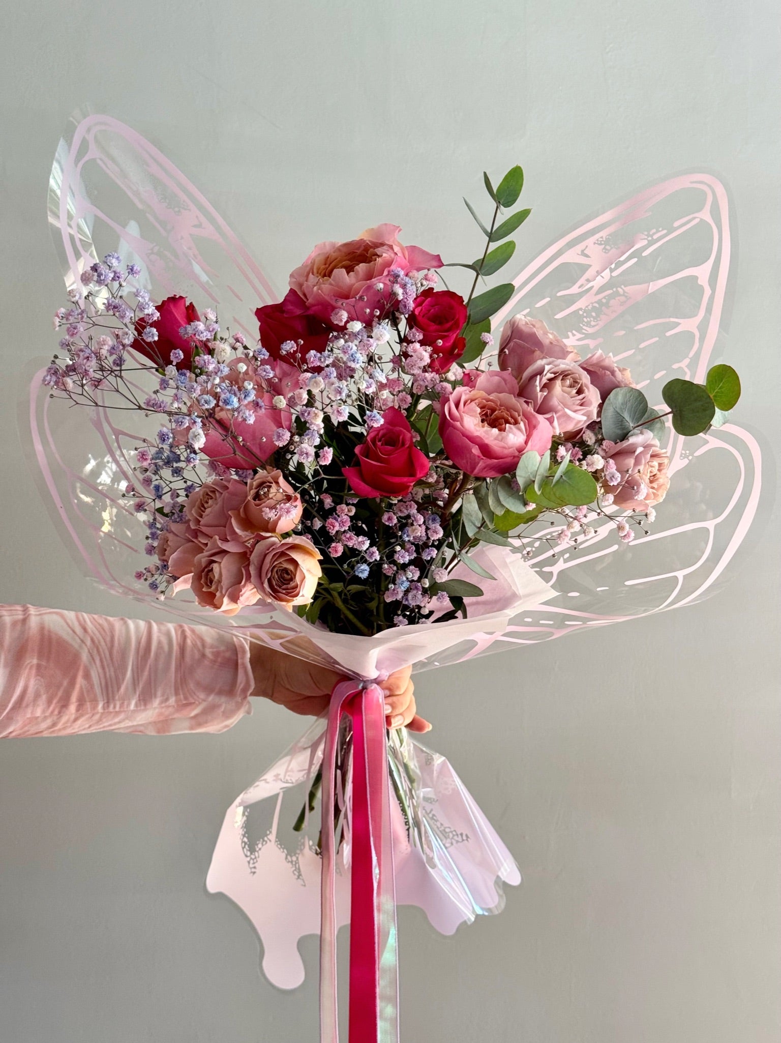 Buchet fluture cu trandafiri fucsia