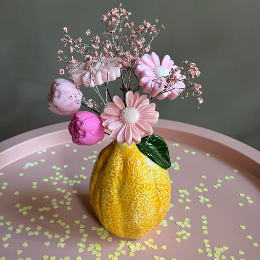 Vaza in forma de lamaie cu flori din ceara naturala