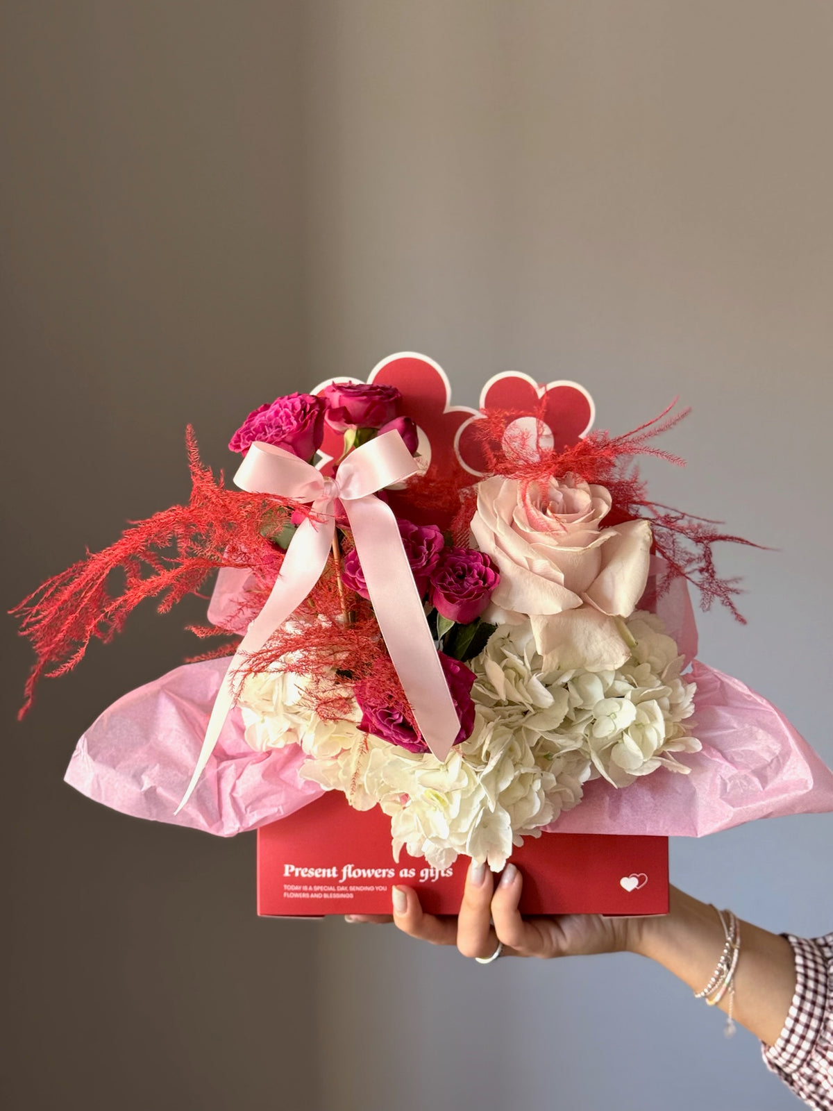    Aranjament floral romantic Velvet Valentine în nuanțe de roșu, alb și roz.