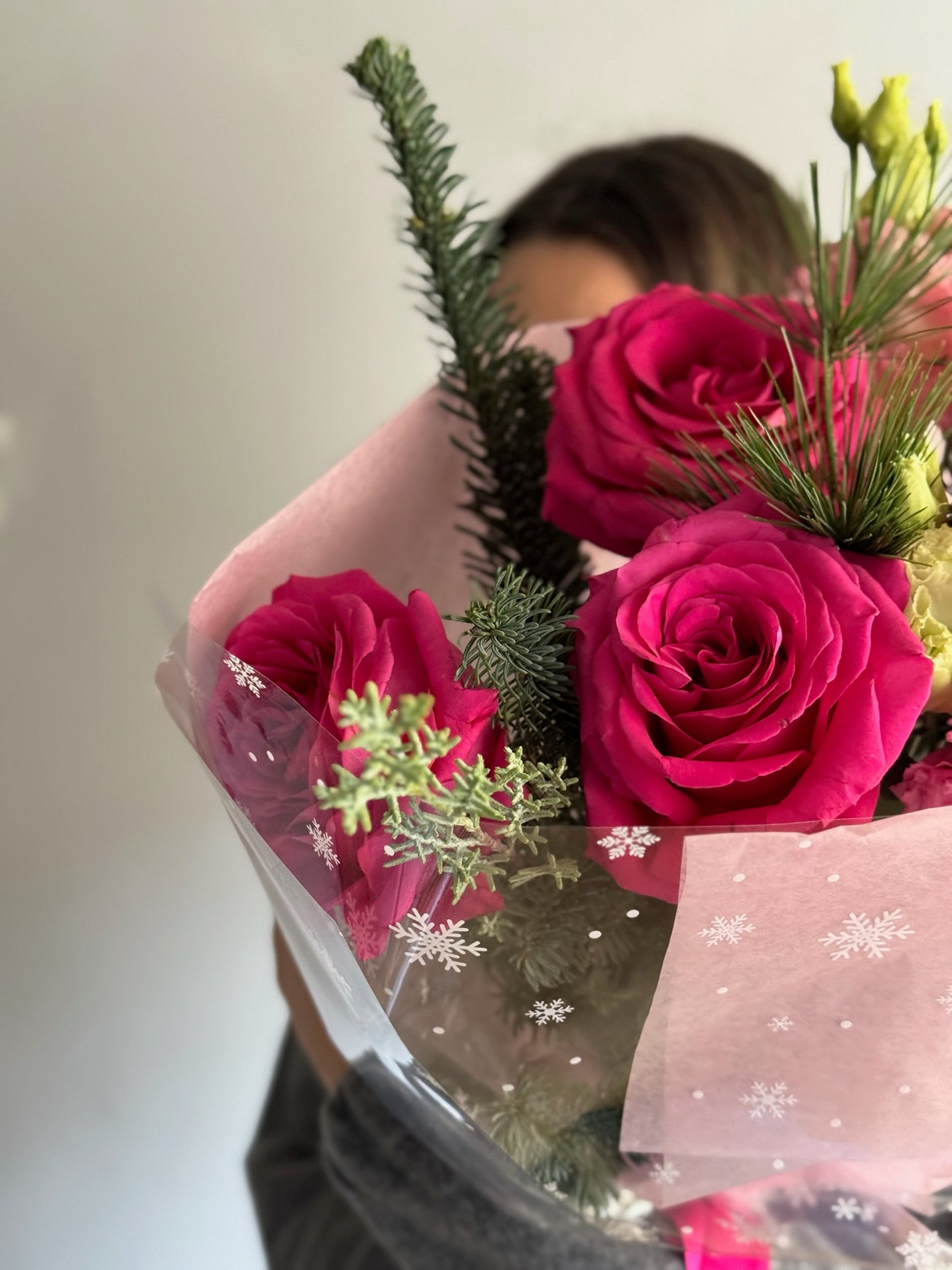 Aranjament Warm Heart cu trandafiri fucsia și conifere, ideal pentru Crăciun