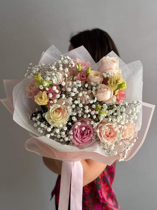 Whispering Petals - buchet de flori cu mix de trandafiri