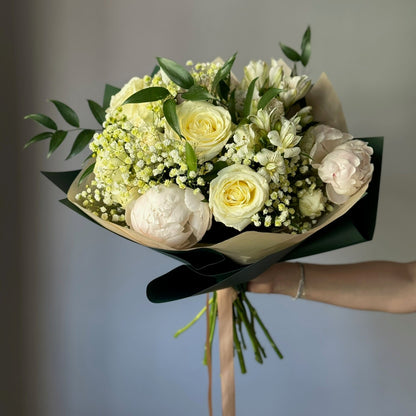 Buchet White Garden delicat cu trandafiri albi și verdeață, ideal pentru ocazii speciale