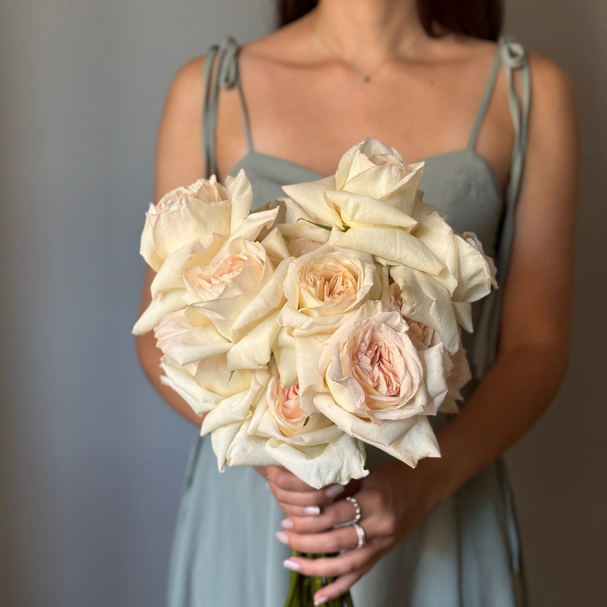     White O’Hara Bride buchet de mireasă cu trandafiri de grădină albi