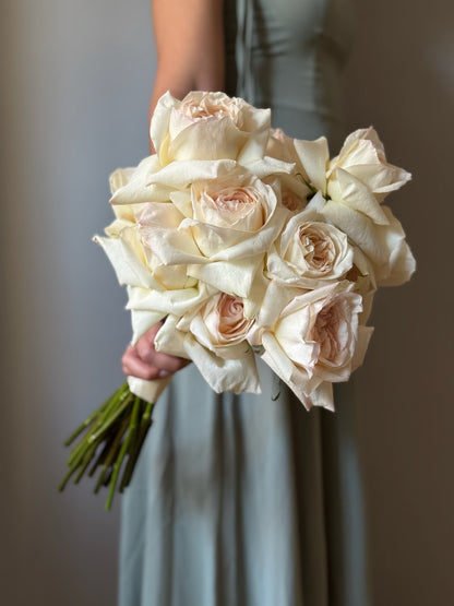     White O’Hara Bride cu trandafiri albi realizați pe diferite înălțimi