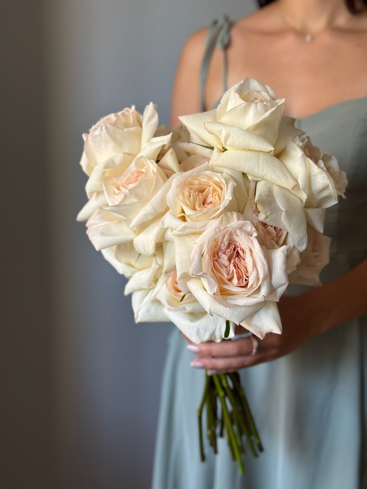     Buchet White O’Hara Bride cu trandafiri de grădină albi și parfumați