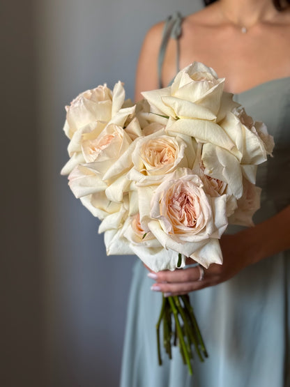     Buchet White O’Hara Bride cu trandafiri de grădină albi și parfumați
