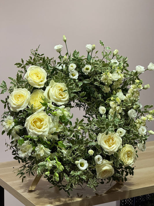 Coroana funerară cu verdeață și trandafiri albi - Roses & More