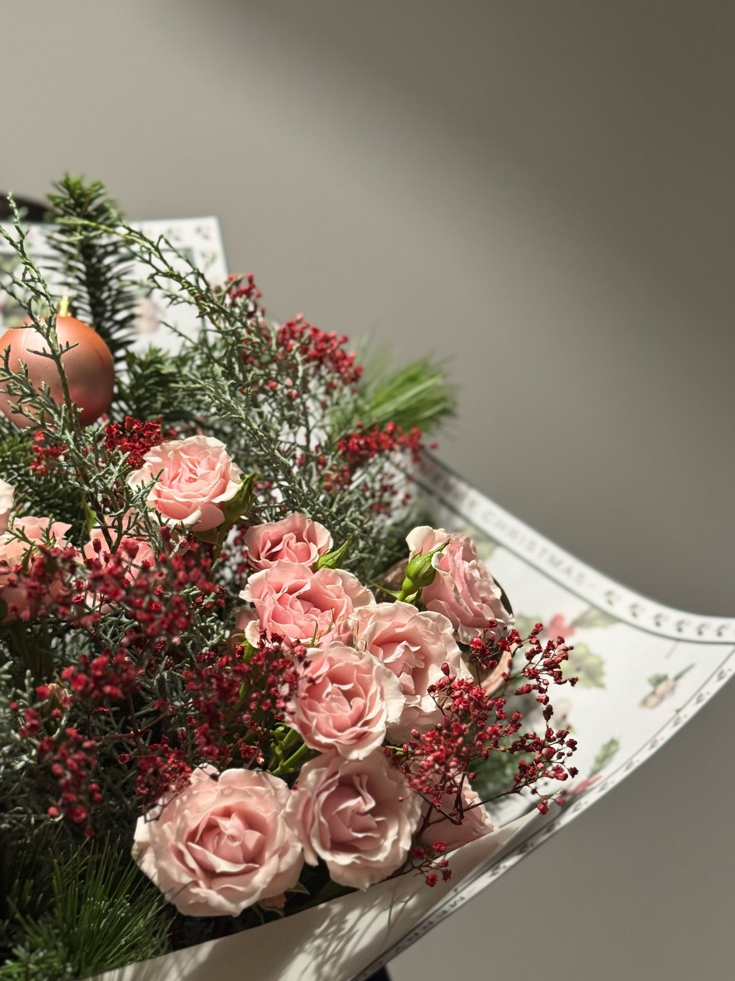 Aranjament Winter Sparkle cu trandafiri spray, globuri și mix de conifere pentru Crăciun