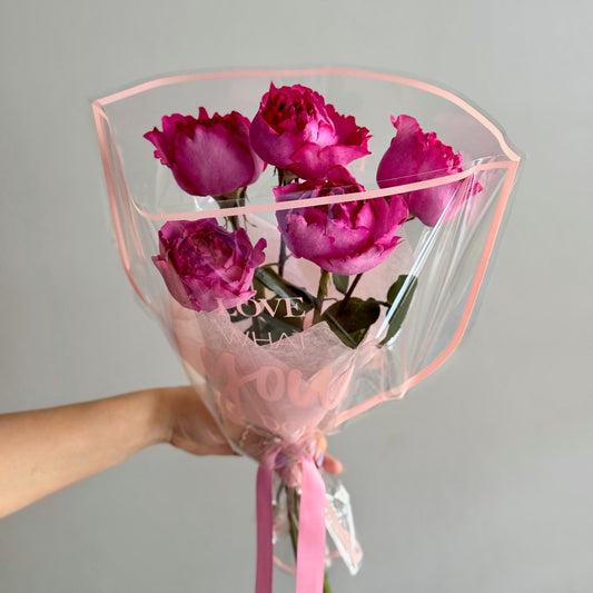 Buchet Yves Piaget Mini cu 5 trandafiri de grădină roz fucsia, Roses & More